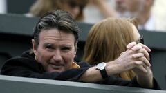 Jimmy Connors viendo un partido de tenis en la grada.