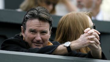 Jimmy Connors viendo un partido de tenis en la grada.