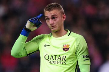 Después de haber militado en De Treffers, NEC Nijmegen y Ajax, donde jugó por cinco temporadas, el guardameta holandés llegó a Barcelona en agosto de 2016. Cillessen solamente disputó 32 partidos con los culés a lo largo de tres temporadas. Actualmente juega para el Valencia y busca mejor suerte en su segunda aventura por España.