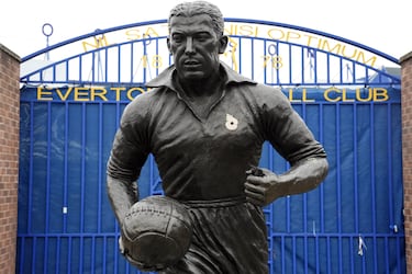 Estatua de la leyenda del Everton, y del fútbol en general, Dixie Dean, a las afueras de Goodison Park, Liverpool, estadio donde hizo feliz a la gente. La estatua recibe homenajes constantes por aficionados del Everton al futbolista que anotó 60 goles en 35 partidos en la temporada 1926/27 de la primera división inglesa. 