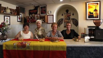 Decoraci&oacute;n espa&ntilde;ola en el Centro Espa&ntilde;ol. Detr&aacute;s de la barra del bar pueden verse innumerables detalles relacionados con el flamenco, los toros o el f&uacute;tbol.