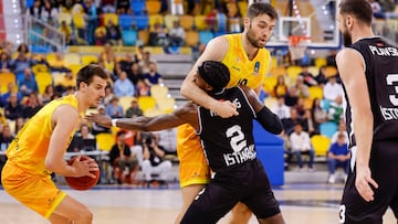 Los jugadores del Dreamland Gran Canaria Mike Tobey (d) y Nico Brussino (i) y el del Betsikas Fibabanka Istanbul Jonah Matews (c) durante el partido correspondiente a la jornada 17 de la Eurocopa que ambos equipos disputaron este miércoles en el Gran Canaria Arena, en Las Palmas de Gran Canaria.