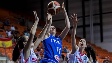 Gamarra (15) trata de taponar el tiro de Panzera en el Espa&ntilde;a-Italia de los cuartos de final del Europeo de Francia.