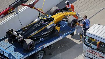 MOS. Sochi (Russian Federation), 30/04/2017.- The car of British Formula One driver Jolyon Palmer of Renault is towed away after crashing during the Formula One Grand Prix of Russia at the Sochi Autodrom circuit, in Sochi, Russia, 30 April 2017. (Fórmula Uno, Rusia) EFE/EPA/YURI KOCHETKOV