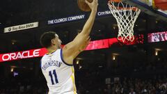 JGM01 OAKLAND (ESTADOS UNIDOS), 16/02/2017.- El jugador de los Golden State Warriors, Klay Thompson (i), trata de marcar ante Kosta Koufos, de Sacramento Kings, durante el partido de la NBA que ambos equipos disputaron en el Oracle Arena de Oakland, California (Estados Unidos), el 15 de febrero de 2017. EFE/JOHN G. MABANGLO