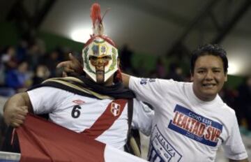 Perú ante Bolivia en Temuco. Los hinchas pusieron el color en las tribunas.