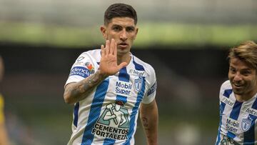 V&iacute;ctor Guzm&aacute;n en un partido con el Pachuca en el Estadio Azteca ante el Am&eacute;rica.