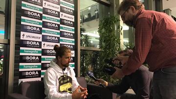 Peter Sagan atiende a los medios en la concentraci&oacute;n del equipo Bora-Hansgrohe en Gand&iacute;a.