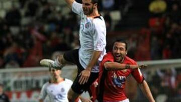 <b>SIN SUERTE. </b>José Mari lucha con un contrario. El sevillano no vio puerta y estuvo gris.