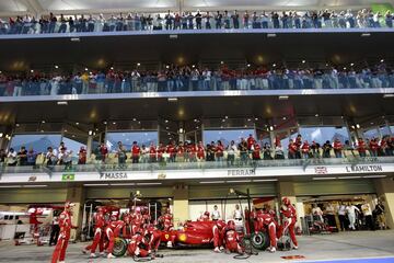 Era la vuelta 18, pero Alonso, en séptima posición tras la parada en boxes del resto de coches no era capaz de adelantar al Renault del ruso. Tenía que llegar al cuarto puesto o esperar un abandono de Vettel, líder de la carrera.