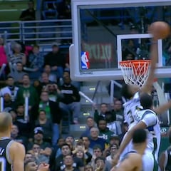 Los Spurs ganaron gracias a este tapón ilegal de Giannis
