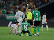 Amrabat ve la tarjeta amarilla.