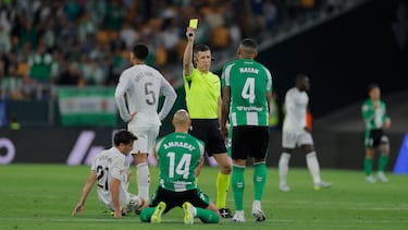 Amrabat ve la tarjeta amarilla.