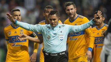 El árbitro Fernando Guerrero decretó la pena máxima, en la que Gignac contactó a Jorge Benítez dentro del área. Para su infortunio, Avilés Hurtado falló la oportunidad.