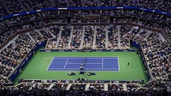 Flushing Meadows (United States), 01/09/2023.- Carlos Alcaraz of Spain (L) and Lloyd Harris of the United States (R) during their second round match in the Arthur Ashe Stadium at the US Open Tennis Championships at the USTA National Tennis Center in Flushing Meadows, New York, USA, 31 August 2023. The US Open runs from 28 August through 10 September. (Tenis, España, Estados Unidos, Nueva York) EFE/EPA/WILL OLIVER
