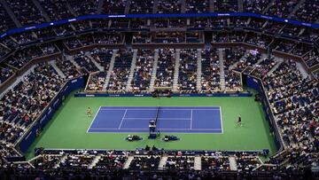 Flushing Meadows (United States), 01/09/2023.- Carlos Alcaraz of Spain (L) and Lloyd Harris of the United States (R) during their second round match in the Arthur Ashe Stadium at the US Open Tennis Championships at the USTA National Tennis Center in Flushing Meadows, New York, USA, 31 August 2023. The US Open runs from 28 August through 10 September. (Tenis, España, Estados Unidos, Nueva York) EFE/EPA/WILL OLIVER