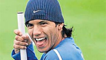 <b>SUPLENTE. </b>El no partir como titular no ha borrado la sonrisa de Agüero.