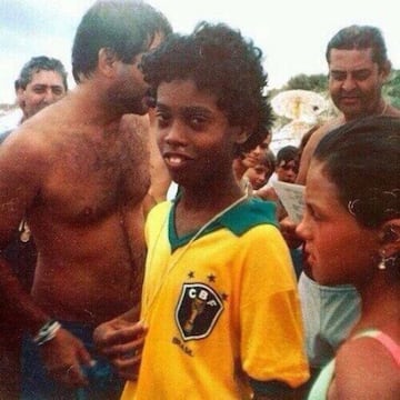 Los sueños que se alcanzan. Ronaldinho posa con una playera de Brasil en su infancia. Años más tarde sería conocido mundialmente.