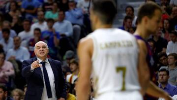 Pablo Laso da instrucciones durante el partido