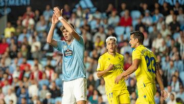 El noruego Strand Larsen aplaude durante su debut con el Celta ante el Cádiz.
