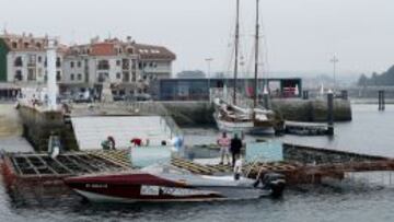 DESDE LA RÍA. Los trabajadores de la organización ultimaban el montaje de la salida de la crono sobre una batea de mejillones que se está cubriendo de cristal.