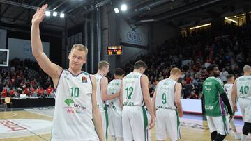 Bamberg (Germany), 23/03/2018.- Sasu Salin (L) of Unicaja Malaga reacts after the Euroleague basketball match between Brose Bamberg and Unicaja Malaga in Bamberg, Germany, 23 March 2018. (Baile de la Rosa, Euroliga, Baloncesto, Alemania) EFE/EPA/TIMM SCHA