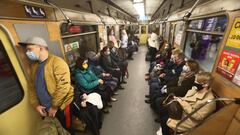 26 May 2020, Ukraine, Kiev: Passengers are seen in a metro carriage as the Kiev Metro resumed its operation the day before as part of the easing of the coronavirus lockdown. Photo: -/Ukrinform/dpa
 
 
 26/05/2020 ONLY FOR USE IN SPAIN