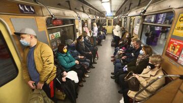 26 May 2020, Ukraine, Kiev: Passengers are seen in a metro carriage as the Kiev Metro resumed its operation the day before as part of the easing of the coronavirus lockdown. Photo: -/Ukrinform/dpa
26/05/2020 ONLY FOR USE IN SPAIN