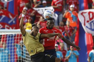 A los 16' llegó la jugada de penalti para DIM, centro desde el costado izquierdo y el jugador de Rionegro, Jhonny Vásquez, saltó con las manos arriba y tocó la pelota.