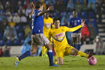 El actual mediocampista de Monterrey coincidió con Ricardo Peláez en América. Molina jugó con las Águilas durante siete torneos (del Apertura 2011 al Apertura 2014). Tras América se fue a Santos y ahora está en Rayados. 