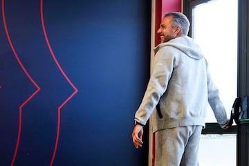 GRAFCAT1486. SANT JOAN DESPÍ (BARCELONA), 29/11/2024.- El entrenador del FC Barcelona, Hansi Flick, durante la rueda de prensa posterior al entrenamiento del equipo blaugrana este viernes en las instalaciones de la Ciudad Deportiva Joan Gamper para preparar el partido de LaLiga que mañana disputarán ante Las Palmas. EFE/Enric Fontcuberta.
