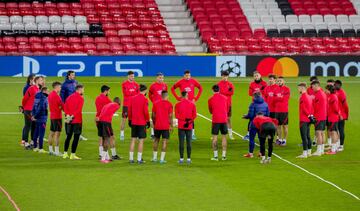 Los jugadores entrenaron por la tarde en Old Trafford.