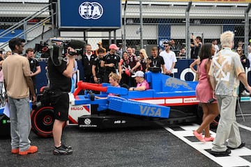 Durante el Gran Premio de Miami 2025, los 20 pilotos de F車rmula 1 desfilaron en r谷plicas a tama?o real de sus monoplazas, construidas con aproximadamente 400.000 piezas de LEGO cada una. Estas versiones el谷ctricas, con neum芍ticos Pirelli reales, alcanzaban hasta 20 km/h y fueron creadas en colaboraci車n con LEGO. El desfile reemplaz車 al tradicional cami車n de presentaci車n, ofreciendo una experiencia m芍s creativa, que gener車 entusiasmo tanto en la pista como entre los espectadores. La iniciativa busca acercar el espect芍culo de la F1 a los fans.
