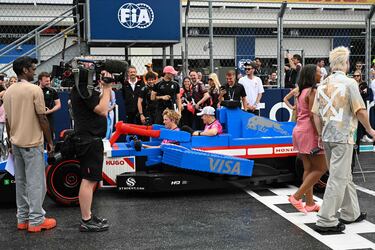 Durante el Gran Premio de Miami 2025, los 20 pilotos de Fórmula 1 desfilaron en réplicas a tamaño real de sus monoplazas, construidas con aproximadamente 400.000 piezas de LEGO cada una. Estas versiones eléctricas, con neumáticos Pirelli reales, alcanzaban hasta 20 km/h y fueron creadas en colaboración con LEGO. El desfile reemplazó al tradicional camión de presentación, ofreciendo una experiencia más creativa, que generó entusiasmo tanto en la pista como entre los espectadores. La iniciativa busca acercar el espectáculo de la F1 a los fans.