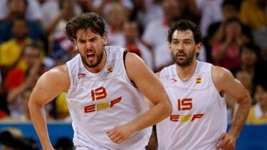 Gesto de rabia de Marc Gasol regresando a defender. Detrás de él, un veterano como Jorge Garbajosa.