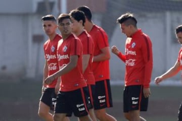 Paulo Díaz sería uno de los centrales. También podría jugar como lateral o incluso como volante.