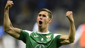 Szymanowski celebra un gol.