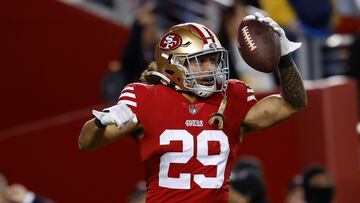 Santa Clara (United States), 14/11/2022.- San Francisco 49ers safety Talanoa Hufanga celebrates after intercepting a pass from Los Angeles Chargers quarterback Justin Herbert in the final seconds of the NFL game at Levi's Stadium in Santa Clara, California, USA, 13 November 2022. (Estados Unidos) EFE/EPA/JOHN G. MABANGLO
