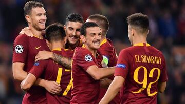 ROM01. ROMA (ITALIA), 23/10/2018.- El jugador Edin Dzeko (i) de Roma celebra la anotación de un gol con sus compañeros hoy, martes 23 de octubre de 2018, durante un partido entre AS Roma y CSKA Moscú del grupo G de la Liga de Campeone