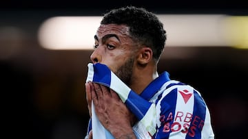 Darnell Furlong, del West Bromwich Albion, abatido al sonar el pitido final tras el partido del Sky Bet Championship en Vicarage Road, Watford.