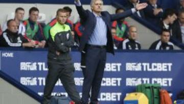 Jos&eacute; Mourinho durante el partido ante West Bromwich. 