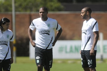 Thierry Henry se puso la camiseta 24 de Atlético Nacional en un entrenamiento en 2013, cuando el equipo dirigido por Juan Carlos Osorio consiguió el bicampeonato del fútbol profesional colombiano.