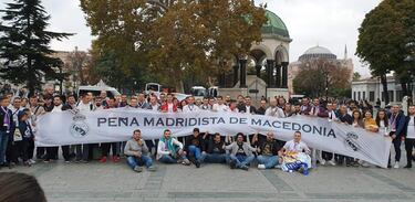La Pe?a Madridista de Macedonia en Estambul.