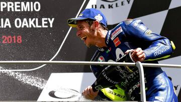Movistar Yamaha&#039;s Italian rider Valentino Rossi celebrates on the podium after he placed third in the Moto GP Grand Prix at the Mugello race track on June 3, 2018. / AFP PHOTO / TIZIANA FABI