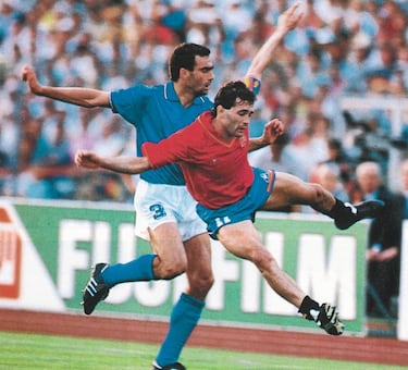 Nacido en Almendralejo, fue uno de los mejores laterales zurdos de la década de los 80. Primero en ek Betis y luego en el Real Madrid, donde estuvo desde 1985 hasta 1992, dejando 236 partidos con 24 goles de blanco. Acudió a las tres Eurocopas de esa década: jugó 10 encuentros y anotó un gol a Dinamarca de extraordinario lanzan¡miento de falta directa. Fue además capitán ante Italia en ese torneo de 1988.