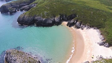 En una privilegiada ubicación, en la costa oriental asturiana se encuentra San Antonio de Mar, una preciosa cala salvaje de arena blanca y aguas cristalinas. Rodeada de acantilados de roca cálida y una abundante vegetación, es un lugar idílico para olvidarse del resto del universo.