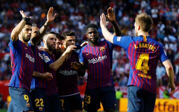 Los jugadores del Barcelona celebran el 1-1 de Messi. 