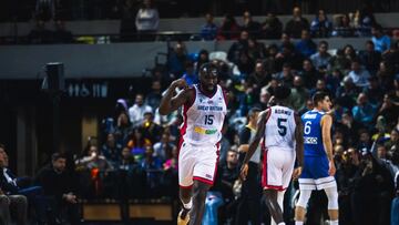 Akwasi Yeboah, de Gran Bretaña, ante Grecia.