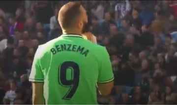 Captura de 'El Golazo de Gol' en el que se ve a Benzema pidiendo a Vinicius que levante la cabeza.