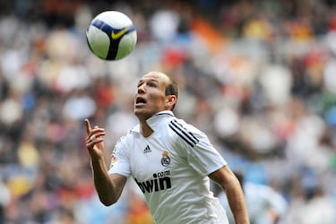 El extremo derecho neerlandés reveló en septiembre de 2009 a la televisión del FC Groningen, club en el que inició su carrera futbolística, que el Barcelona quiso contratarle ese verano, antes de su marcha al Bayern Múnich. "Hubo interés, pero creo que habría sido imposible (el fichaje)", explicó en declaraciones que reprodujo el periódico 'De Telegraaf'. "Me temo que el Real Madrid nunca me hubiera dejado ir a Barcelona". 